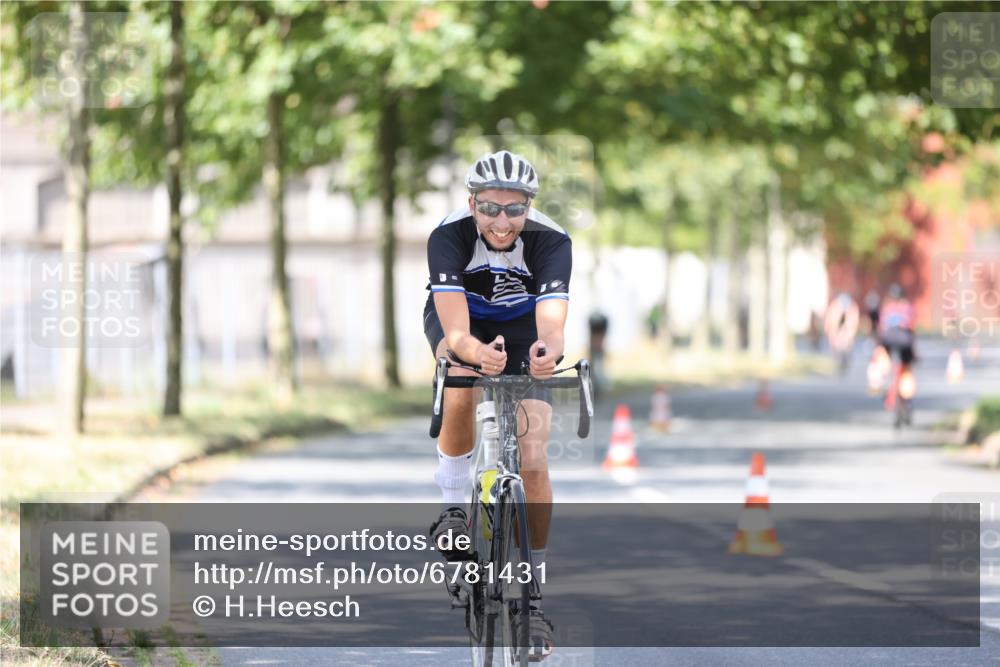 11.08.2024 - GEWOBA Citytriathlon Bremen H.Heesch http://msf.ph/oto/6781431 11.08.2024 11:49:46 Radfahren 862, 949, 979 meine-sportfotos.de