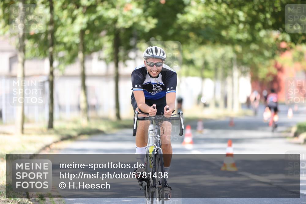 11.08.2024 - GEWOBA Citytriathlon Bremen H.Heesch http://msf.ph/oto/6781438 11.08.2024 11:49:47 Radfahren 862, 881, 949, 979 meine-sportfotos.de