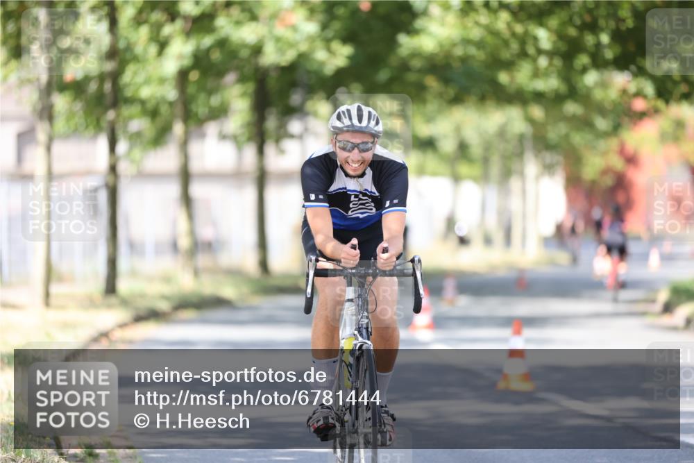 11.08.2024 - GEWOBA Citytriathlon Bremen H.Heesch http://msf.ph/oto/6781444 11.08.2024 11:49:47 Radfahren 862, 881, 949, 979 meine-sportfotos.de