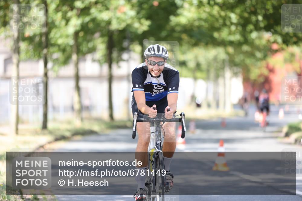 11.08.2024 - GEWOBA Citytriathlon Bremen H.Heesch http://msf.ph/oto/6781449 11.08.2024 11:49:47 Radfahren 862, 881, 949, 979 meine-sportfotos.de