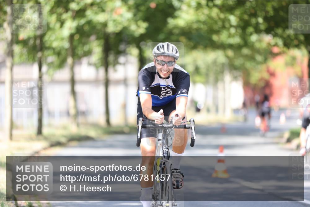 11.08.2024 - GEWOBA Citytriathlon Bremen H.Heesch http://msf.ph/oto/6781457 11.08.2024 11:49:47 Radfahren 862, 881, 949, 979 meine-sportfotos.de