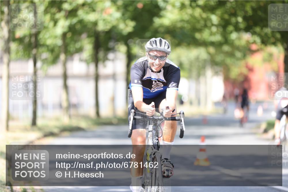11.08.2024 - GEWOBA Citytriathlon Bremen H.Heesch http://msf.ph/oto/6781462 11.08.2024 11:49:47 Radfahren 862, 881, 949, 979 meine-sportfotos.de