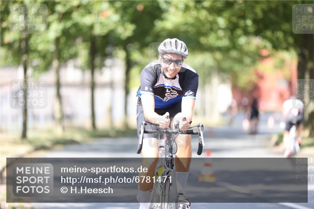 11.08.2024 - GEWOBA Citytriathlon Bremen H.Heesch http://msf.ph/oto/6781471 11.08.2024 11:49:47 Radfahren 862, 881, 949, 979 meine-sportfotos.de