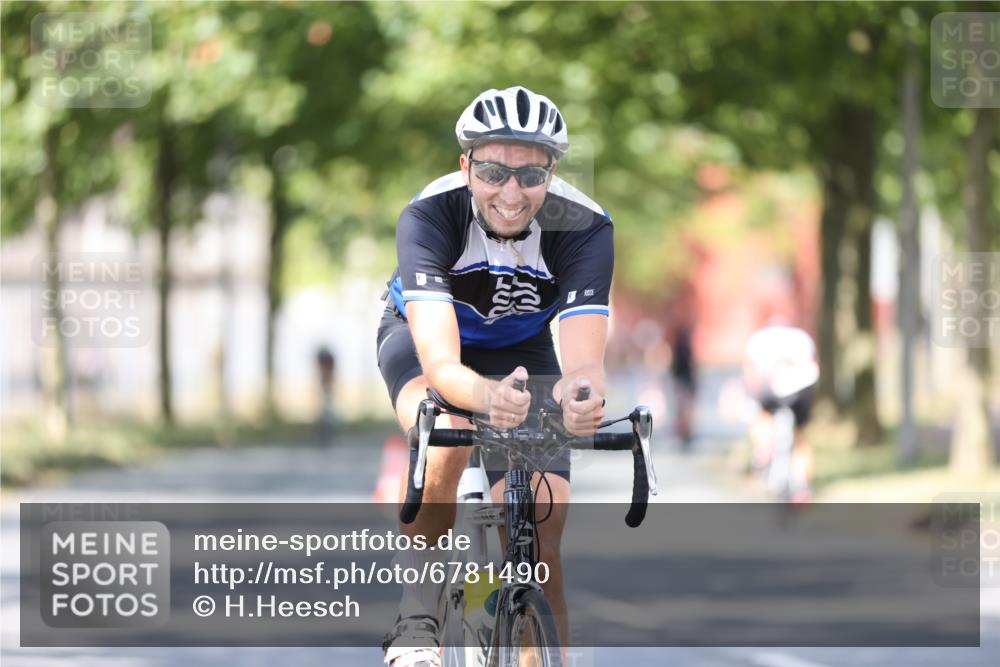 11.08.2024 - GEWOBA Citytriathlon Bremen H.Heesch http://msf.ph/oto/6781490 11.08.2024 11:49:47 Radfahren 862, 881, 949, 979 meine-sportfotos.de