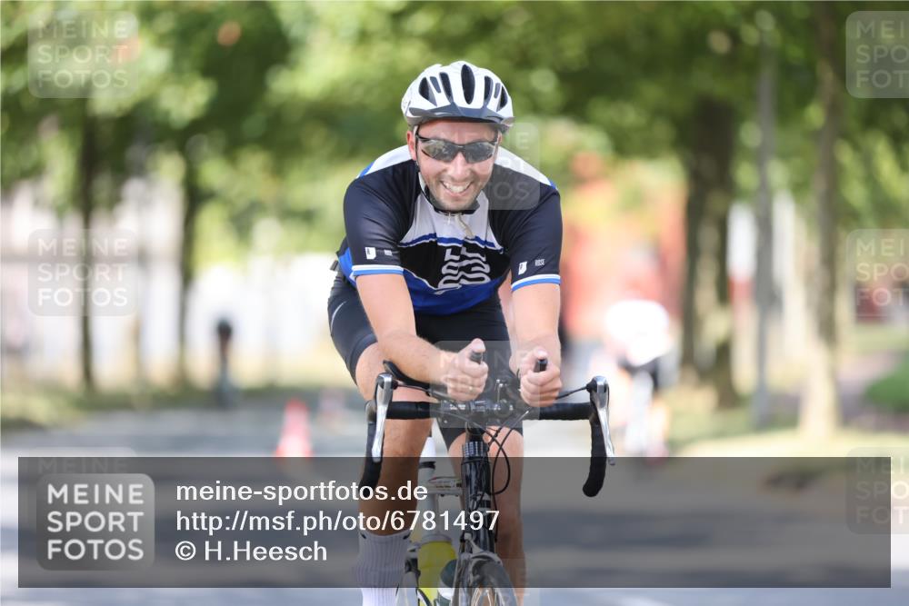 11.08.2024 - GEWOBA Citytriathlon Bremen H.Heesch http://msf.ph/oto/6781497 11.08.2024 11:49:47 Radfahren 862, 881, 949, 979 meine-sportfotos.de