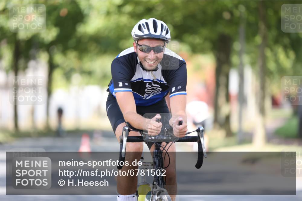 11.08.2024 - GEWOBA Citytriathlon Bremen H.Heesch http://msf.ph/oto/6781502 11.08.2024 11:49:47 Radfahren 862, 881, 949, 979 meine-sportfotos.de