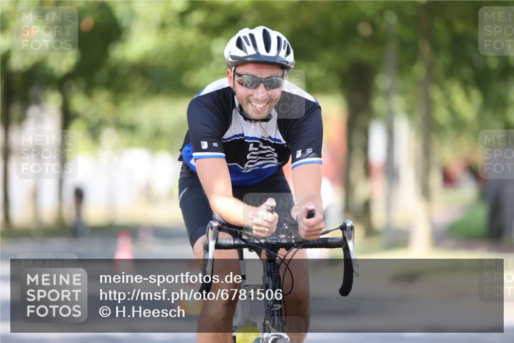 11.08.2024 - GEWOBA Citytriathlon Bremen H.Heesch http://msf.ph/oto/6781506 11.08.2024 11:49:47 Radfahren 862, 881, 949, 979 meine-sportfotos.de