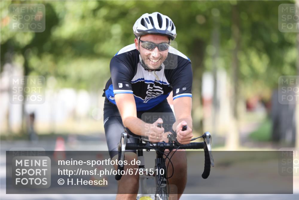 11.08.2024 - GEWOBA Citytriathlon Bremen H.Heesch http://msf.ph/oto/6781510 11.08.2024 11:49:47 Radfahren 862, 881, 949, 979 meine-sportfotos.de