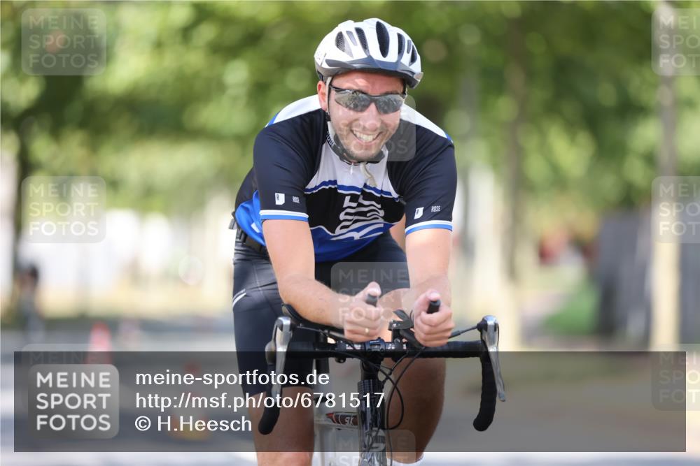 11.08.2024 - GEWOBA Citytriathlon Bremen H.Heesch http://msf.ph/oto/6781517 11.08.2024 11:49:47 Radfahren 862, 881, 949, 979 meine-sportfotos.de