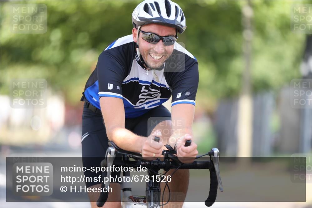 11.08.2024 - GEWOBA Citytriathlon Bremen H.Heesch http://msf.ph/oto/6781526 11.08.2024 11:49:47 Radfahren 862, 881, 949, 979 meine-sportfotos.de