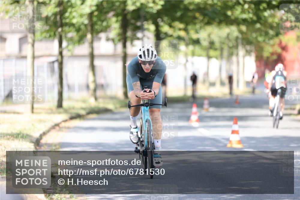 11.08.2024 - GEWOBA Citytriathlon Bremen H.Heesch http://msf.ph/oto/6781530 11.08.2024 11:49:52 Radfahren 785, 796, 862, 881, 979 meine-sportfotos.de