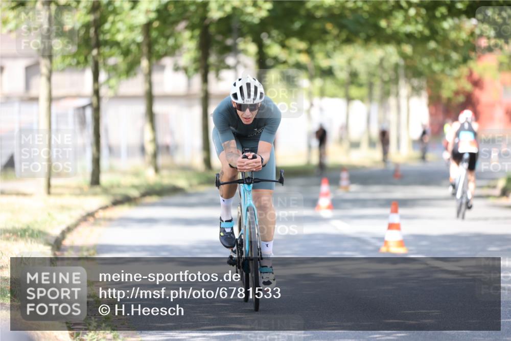 11.08.2024 - GEWOBA Citytriathlon Bremen H.Heesch http://msf.ph/oto/6781533 11.08.2024 11:49:52 Radfahren 785, 796, 862, 881, 979 meine-sportfotos.de