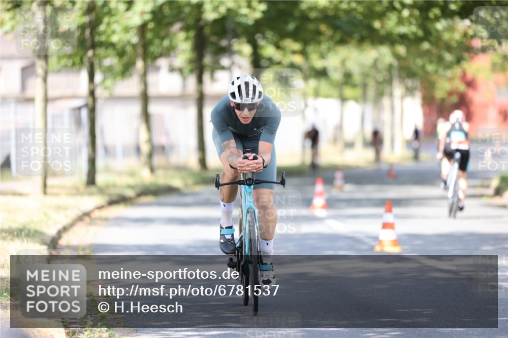 11.08.2024 - GEWOBA Citytriathlon Bremen H.Heesch http://msf.ph/oto/6781537 11.08.2024 11:49:52 Radfahren 785, 796, 862, 881, 979 meine-sportfotos.de