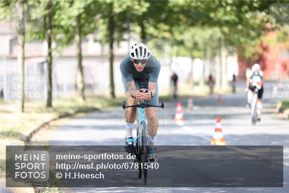 11.08.2024 - GEWOBA Citytriathlon Bremen H.Heesch http://msf.ph/oto/6781540 11.08.2024 11:49:52 Radfahren 785, 796, 862, 881, 979 meine-sportfotos.de