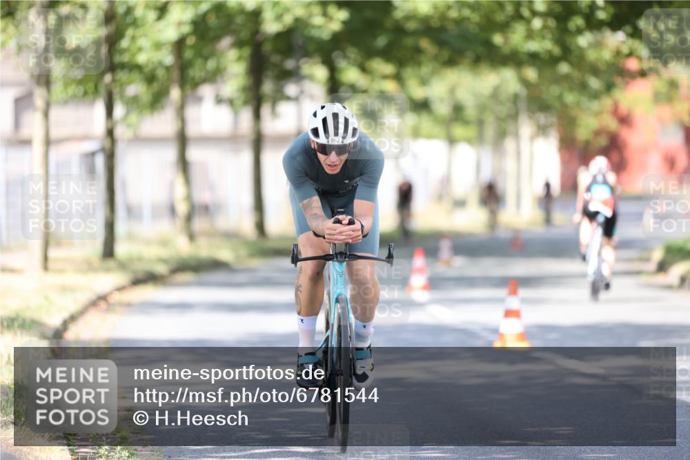 11.08.2024 - GEWOBA Citytriathlon Bremen H.Heesch http://msf.ph/oto/6781544 11.08.2024 11:49:52 Radfahren 785, 796, 862, 881, 979 meine-sportfotos.de