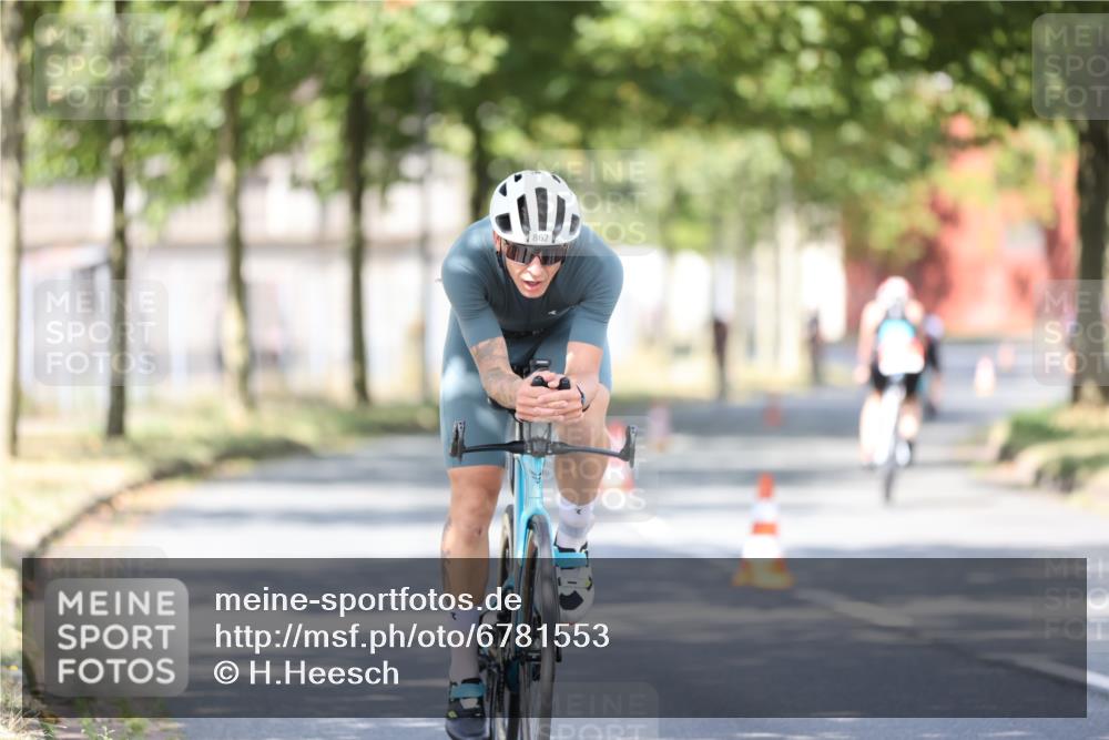 11.08.2024 - GEWOBA Citytriathlon Bremen H.Heesch http://msf.ph/oto/6781553 11.08.2024 11:49:52 Radfahren 785, 796, 862, 881, 979 meine-sportfotos.de
