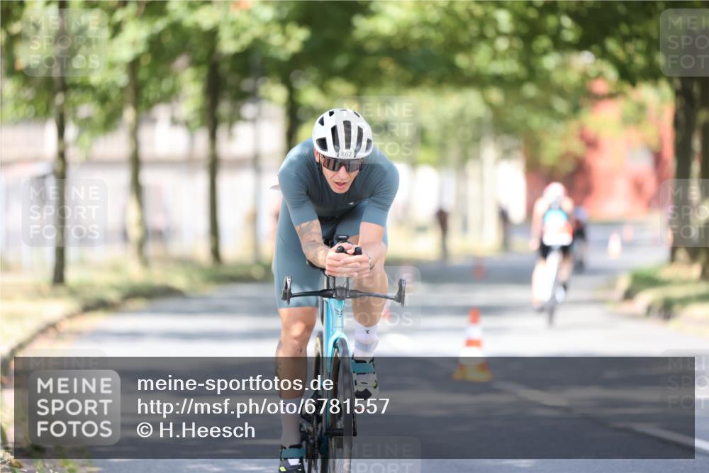 11.08.2024 - GEWOBA Citytriathlon Bremen H.Heesch http://msf.ph/oto/6781557 11.08.2024 11:49:52 Radfahren 785, 796, 862, 881, 979 meine-sportfotos.de