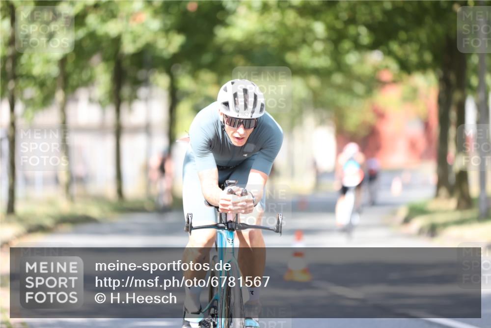 11.08.2024 - GEWOBA Citytriathlon Bremen H.Heesch http://msf.ph/oto/6781567 11.08.2024 11:49:52 Radfahren 785, 796, 862, 881, 979 meine-sportfotos.de