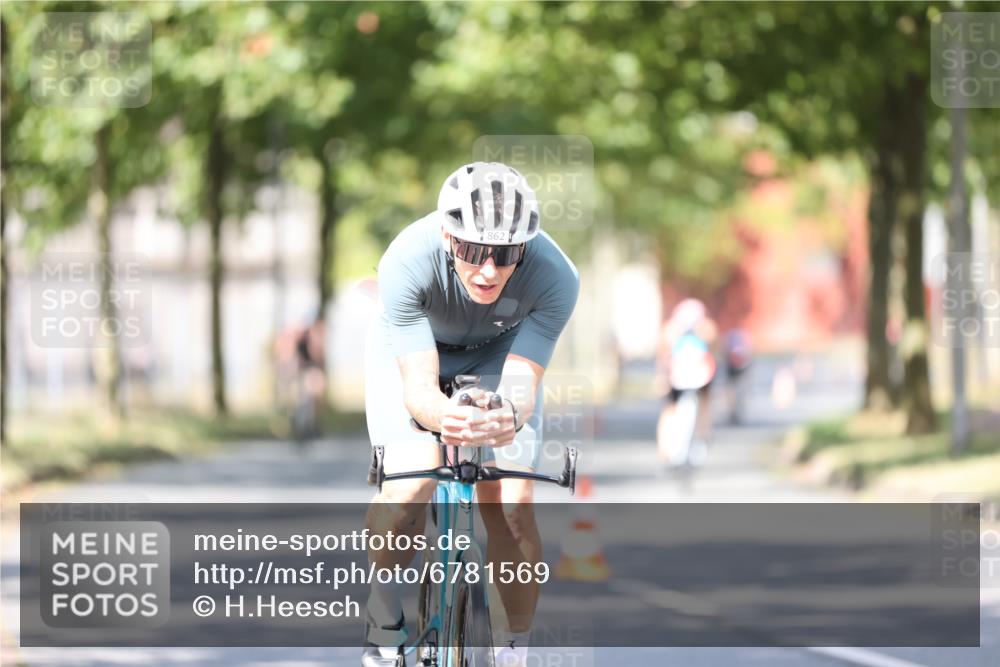 11.08.2024 - GEWOBA Citytriathlon Bremen H.Heesch http://msf.ph/oto/6781569 11.08.2024 11:49:52 Radfahren 785, 796, 862, 881, 979 meine-sportfotos.de