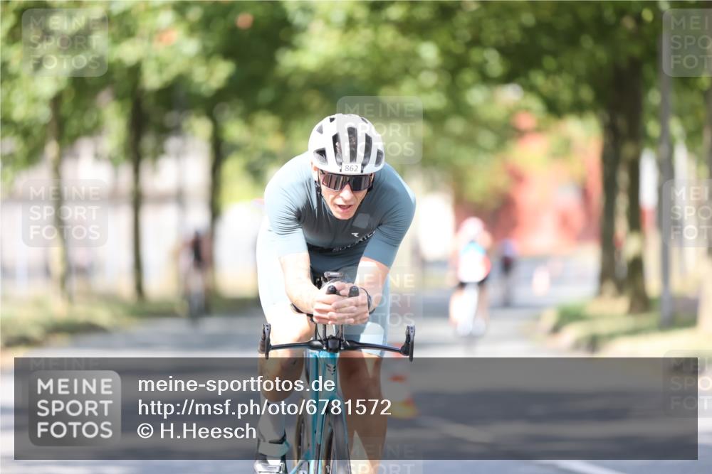 11.08.2024 - GEWOBA Citytriathlon Bremen H.Heesch http://msf.ph/oto/6781572 11.08.2024 11:49:52 Radfahren 785, 796, 862, 881, 979 meine-sportfotos.de