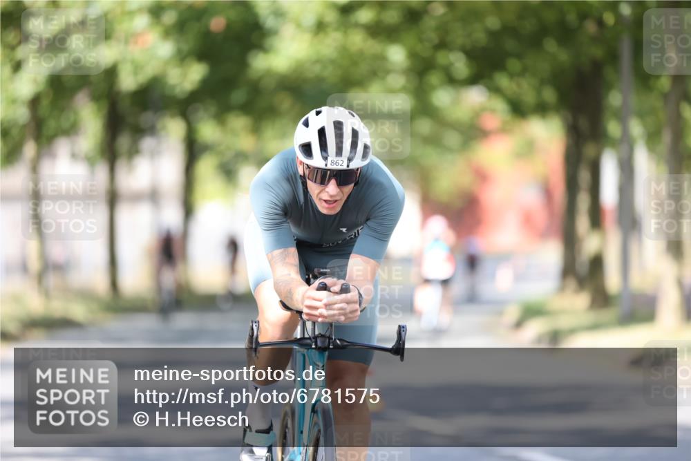 11.08.2024 - GEWOBA Citytriathlon Bremen H.Heesch http://msf.ph/oto/6781575 11.08.2024 11:49:52 Radfahren 785, 796, 862, 881, 979 meine-sportfotos.de