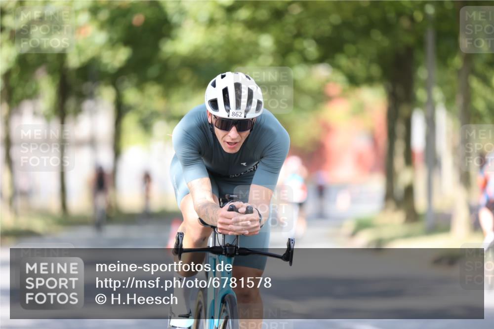 11.08.2024 - GEWOBA Citytriathlon Bremen H.Heesch http://msf.ph/oto/6781578 11.08.2024 11:49:52 Radfahren 785, 796, 862, 881, 979 meine-sportfotos.de