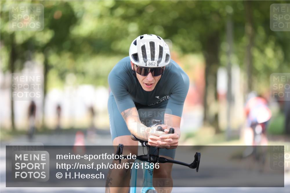 11.08.2024 - GEWOBA Citytriathlon Bremen H.Heesch http://msf.ph/oto/6781586 11.08.2024 11:49:52 Radfahren 785, 796, 862, 881, 979 meine-sportfotos.de