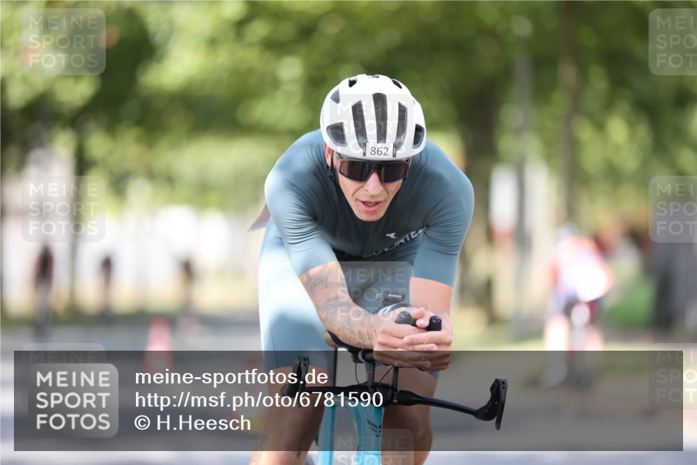 11.08.2024 - GEWOBA Citytriathlon Bremen H.Heesch http://msf.ph/oto/6781590 11.08.2024 11:49:53 Radfahren 785, 796, 862, 881, 979 meine-sportfotos.de