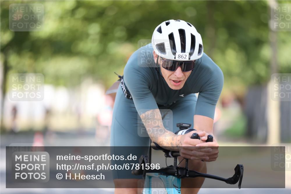 11.08.2024 - GEWOBA Citytriathlon Bremen H.Heesch http://msf.ph/oto/6781596 11.08.2024 11:49:53 Radfahren 785, 796, 862, 881, 979 meine-sportfotos.de