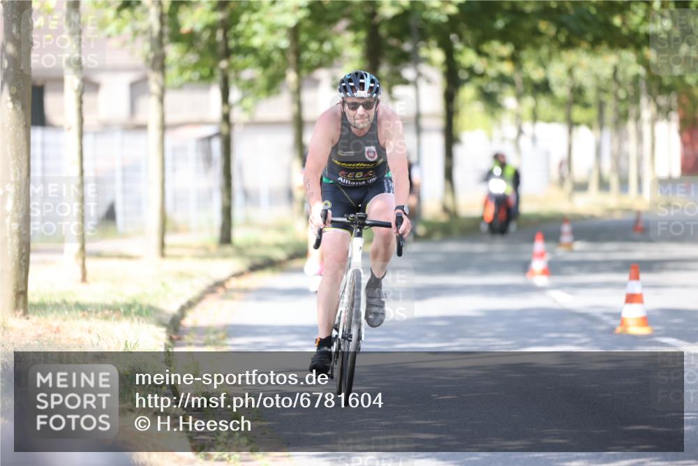 11.08.2024 - GEWOBA Citytriathlon Bremen H.Heesch http://msf.ph/oto/6781604 11.08.2024 11:49:57 Radfahren 785, 796, 862, 881, 979 meine-sportfotos.de