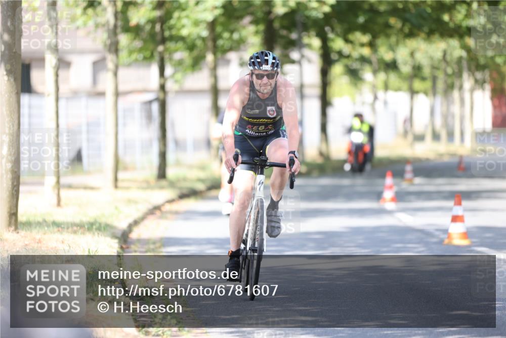 11.08.2024 - GEWOBA Citytriathlon Bremen H.Heesch http://msf.ph/oto/6781607 11.08.2024 11:49:57 Radfahren 785, 796, 862, 881, 979 meine-sportfotos.de