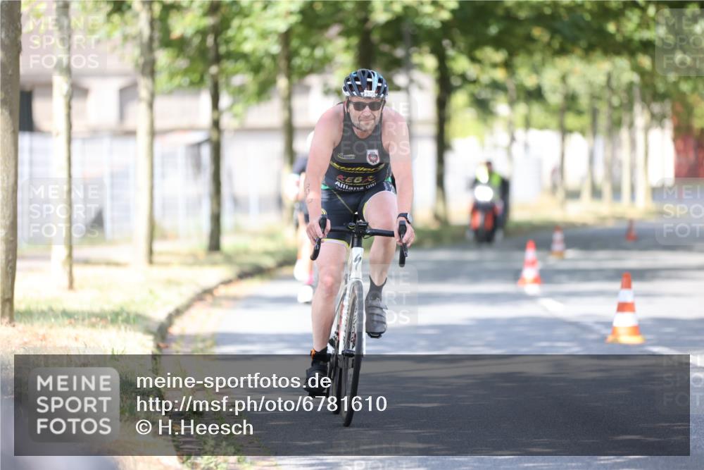 11.08.2024 - GEWOBA Citytriathlon Bremen H.Heesch http://msf.ph/oto/6781610 11.08.2024 11:49:57 Radfahren 785, 796, 862, 881, 979 meine-sportfotos.de
