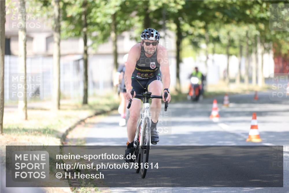 11.08.2024 - GEWOBA Citytriathlon Bremen H.Heesch http://msf.ph/oto/6781614 11.08.2024 11:49:57 Radfahren 785, 796, 862, 881, 979 meine-sportfotos.de