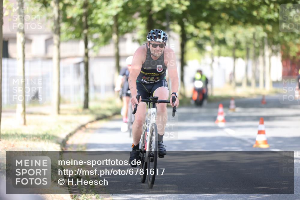 11.08.2024 - GEWOBA Citytriathlon Bremen H.Heesch http://msf.ph/oto/6781617 11.08.2024 11:49:57 Radfahren 785, 796, 862, 881, 979 meine-sportfotos.de