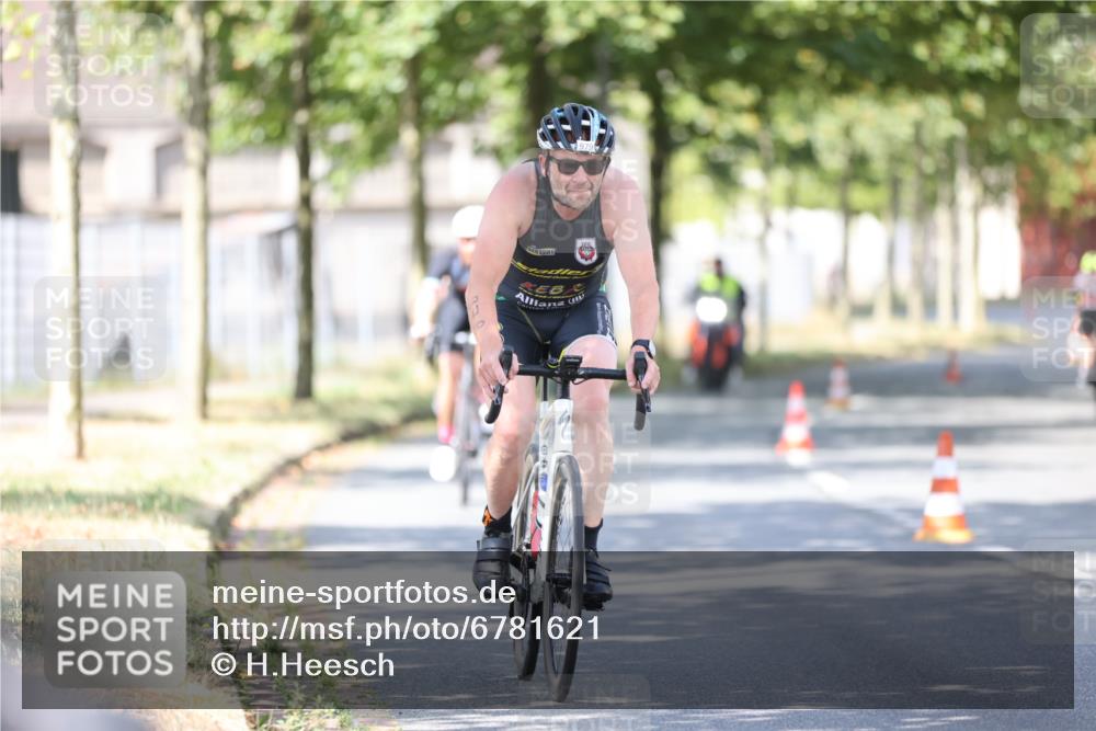 11.08.2024 - GEWOBA Citytriathlon Bremen H.Heesch http://msf.ph/oto/6781621 11.08.2024 11:49:57 Radfahren 785, 796, 862, 881, 979 meine-sportfotos.de