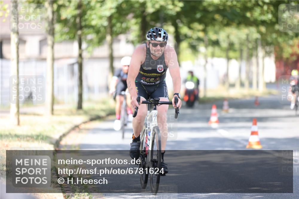 11.08.2024 - GEWOBA Citytriathlon Bremen H.Heesch http://msf.ph/oto/6781624 11.08.2024 11:49:57 Radfahren 785, 796, 862, 881, 979 meine-sportfotos.de