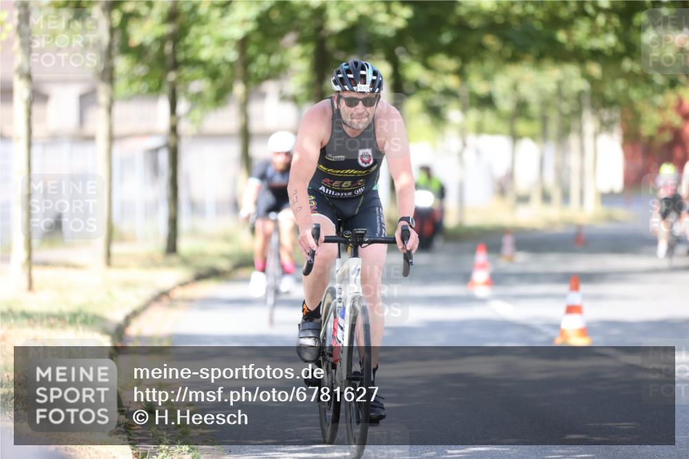 11.08.2024 - GEWOBA Citytriathlon Bremen H.Heesch http://msf.ph/oto/6781627 11.08.2024 11:49:57 Radfahren 785, 796, 862, 881, 979 meine-sportfotos.de