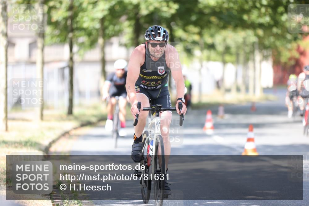 11.08.2024 - GEWOBA Citytriathlon Bremen H.Heesch http://msf.ph/oto/6781631 11.08.2024 11:49:57 Radfahren 785, 796, 862, 881, 979 meine-sportfotos.de