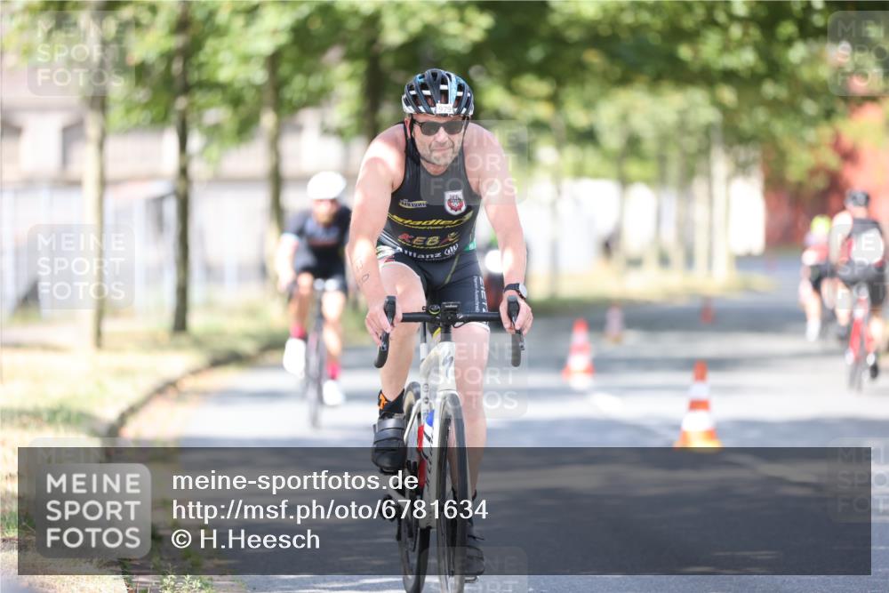 11.08.2024 - GEWOBA Citytriathlon Bremen H.Heesch http://msf.ph/oto/6781634 11.08.2024 11:49:57 Radfahren 785, 796, 862, 881, 979 meine-sportfotos.de