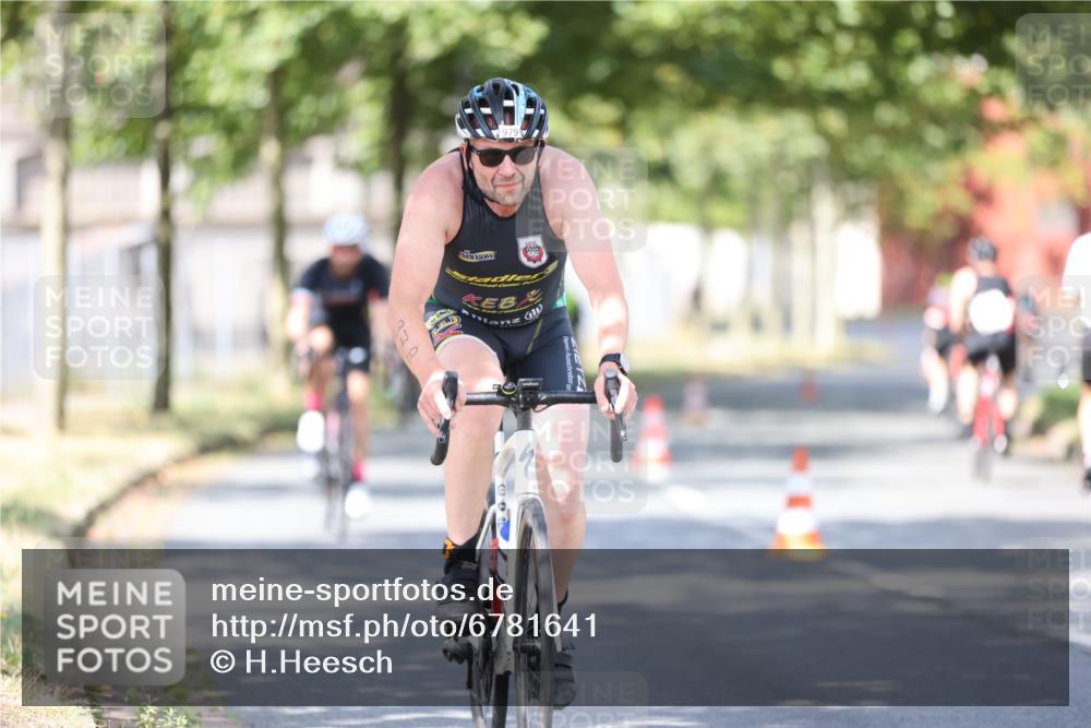 11.08.2024 - GEWOBA Citytriathlon Bremen H.Heesch http://msf.ph/oto/6781641 11.08.2024 11:49:57 Radfahren 785, 796, 862, 881, 979 meine-sportfotos.de