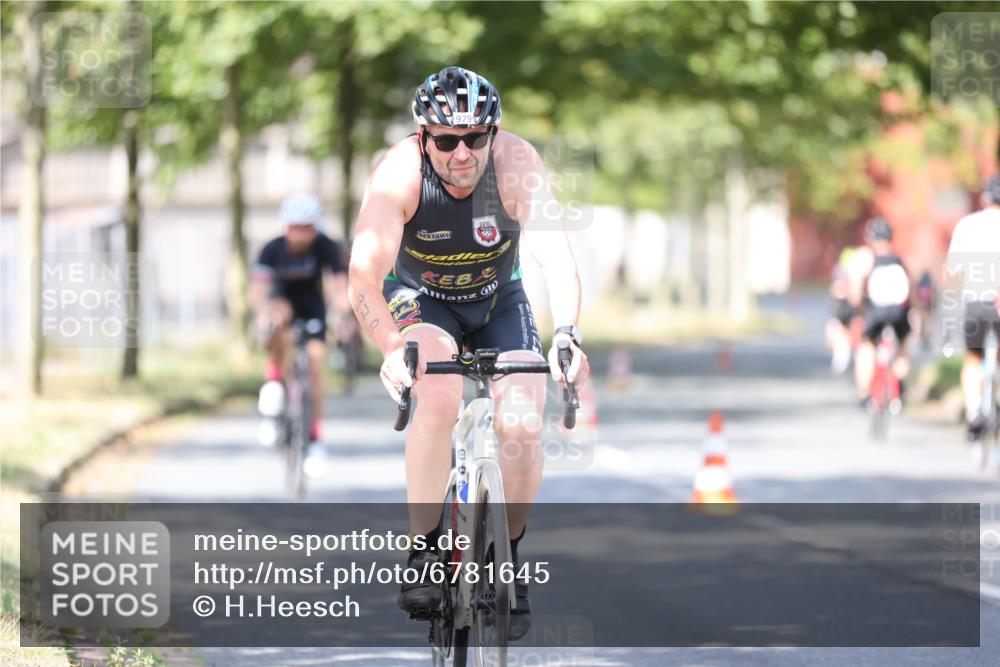 11.08.2024 - GEWOBA Citytriathlon Bremen H.Heesch http://msf.ph/oto/6781645 11.08.2024 11:49:58 Radfahren 785, 796, 862, 881, 979 meine-sportfotos.de