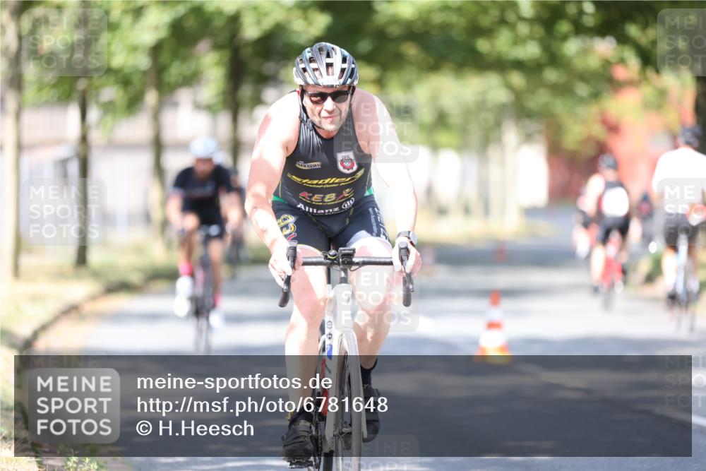 11.08.2024 - GEWOBA Citytriathlon Bremen H.Heesch http://msf.ph/oto/6781648 11.08.2024 11:49:58 Radfahren 785, 796, 862, 881, 979 meine-sportfotos.de