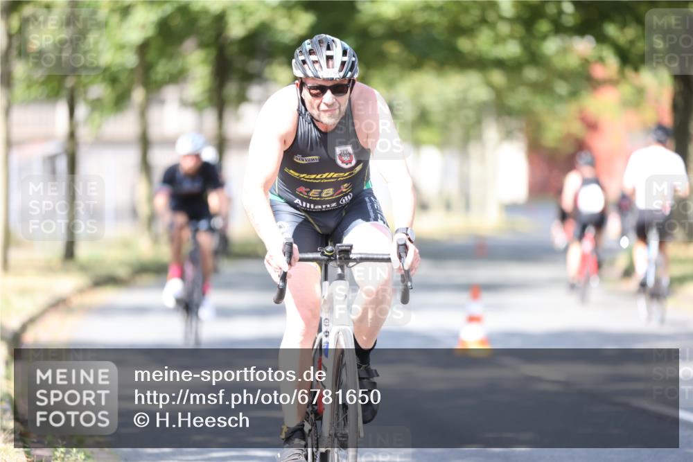 11.08.2024 - GEWOBA Citytriathlon Bremen H.Heesch http://msf.ph/oto/6781650 11.08.2024 11:49:58 Radfahren 785, 796, 862, 881, 979 meine-sportfotos.de