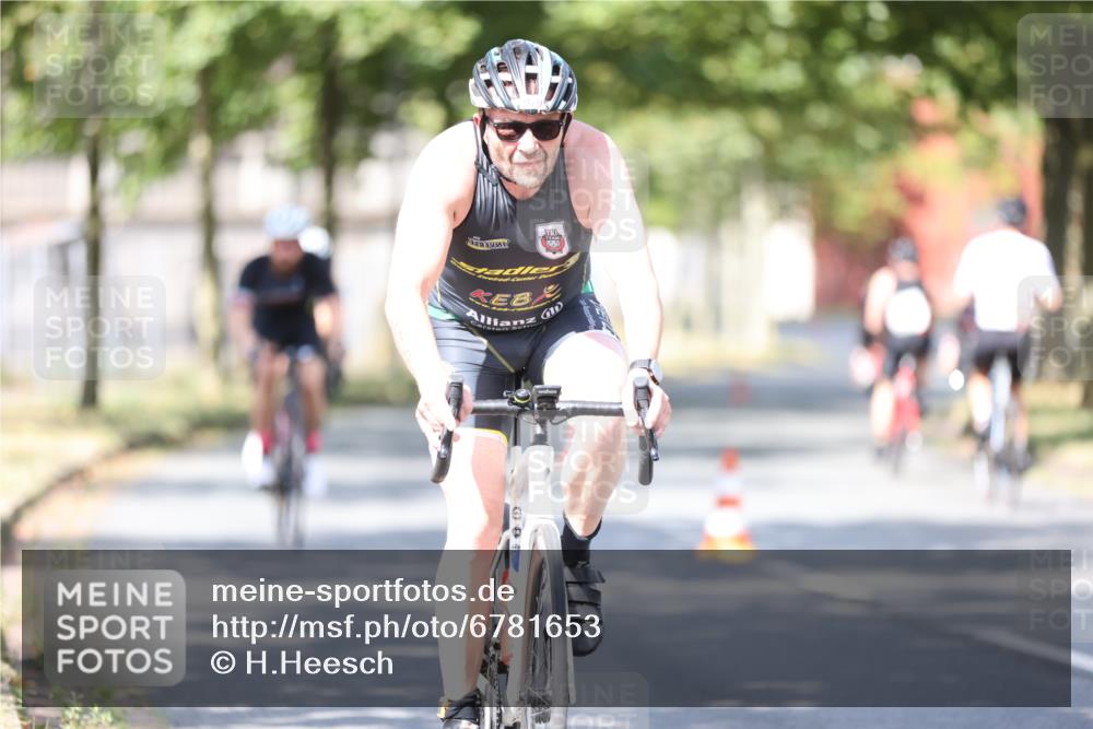 11.08.2024 - GEWOBA Citytriathlon Bremen H.Heesch http://msf.ph/oto/6781653 11.08.2024 11:49:58 Radfahren 785, 796, 862, 881, 979 meine-sportfotos.de