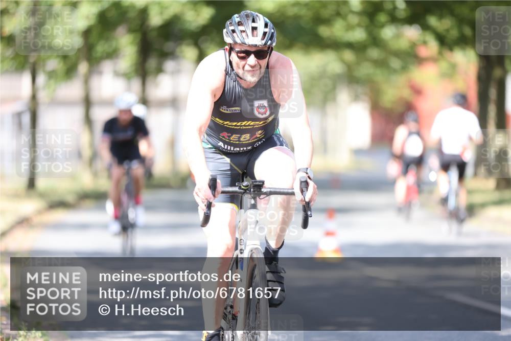 11.08.2024 - GEWOBA Citytriathlon Bremen H.Heesch http://msf.ph/oto/6781657 11.08.2024 11:49:58 Radfahren 785, 796, 862, 881, 979 meine-sportfotos.de