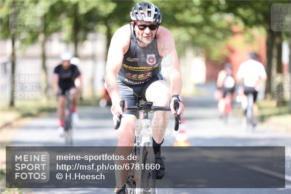 11.08.2024 - GEWOBA Citytriathlon Bremen H.Heesch http://msf.ph/oto/6781660 11.08.2024 11:49:58 Radfahren 785, 796, 862, 881, 979 meine-sportfotos.de