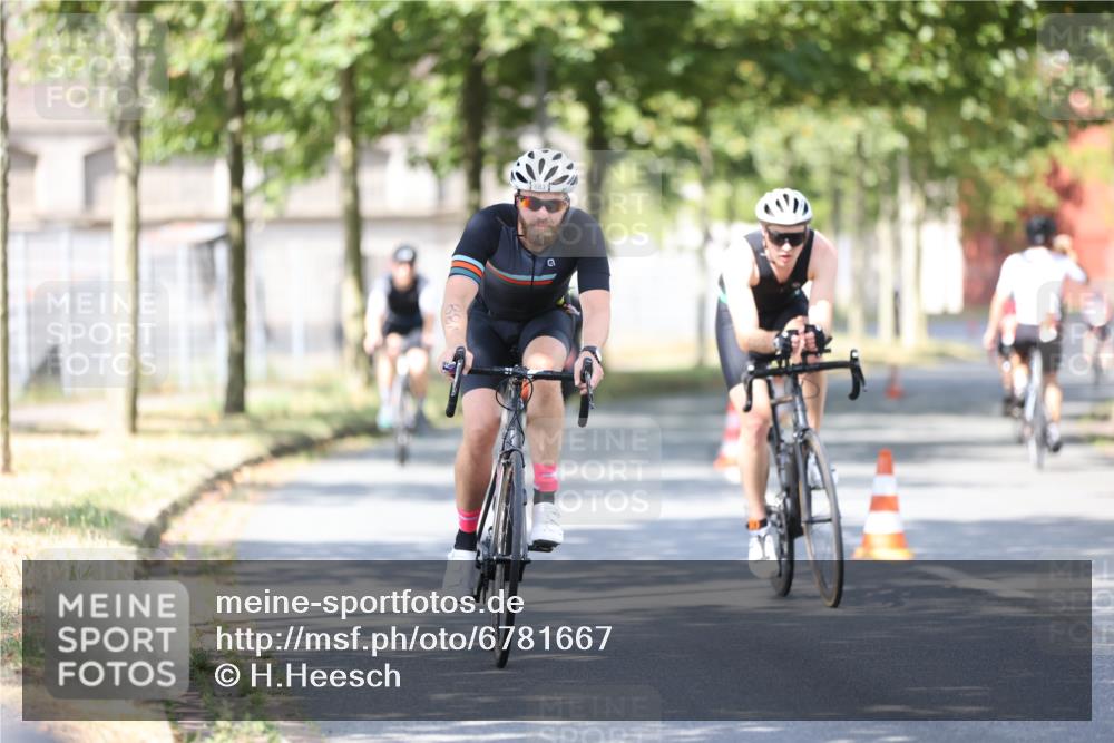 11.08.2024 - GEWOBA Citytriathlon Bremen H.Heesch http://msf.ph/oto/6781667 11.08.2024 11:49:59 Radfahren 785, 796, 862, 881, 979 meine-sportfotos.de