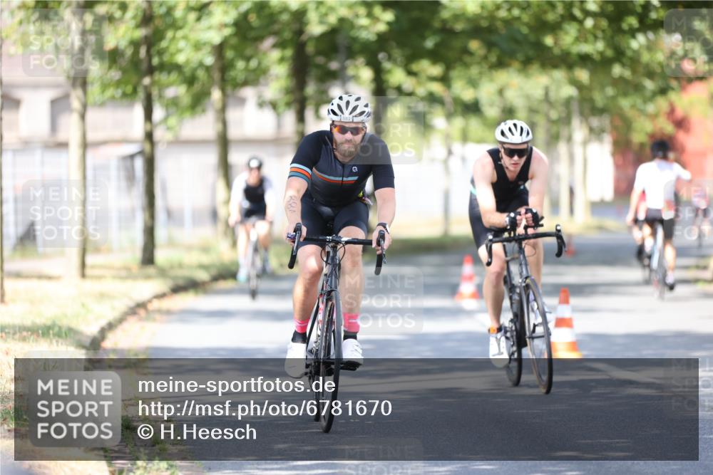 11.08.2024 - GEWOBA Citytriathlon Bremen H.Heesch http://msf.ph/oto/6781670 11.08.2024 11:49:59 Radfahren 785, 796, 862, 881, 979 meine-sportfotos.de