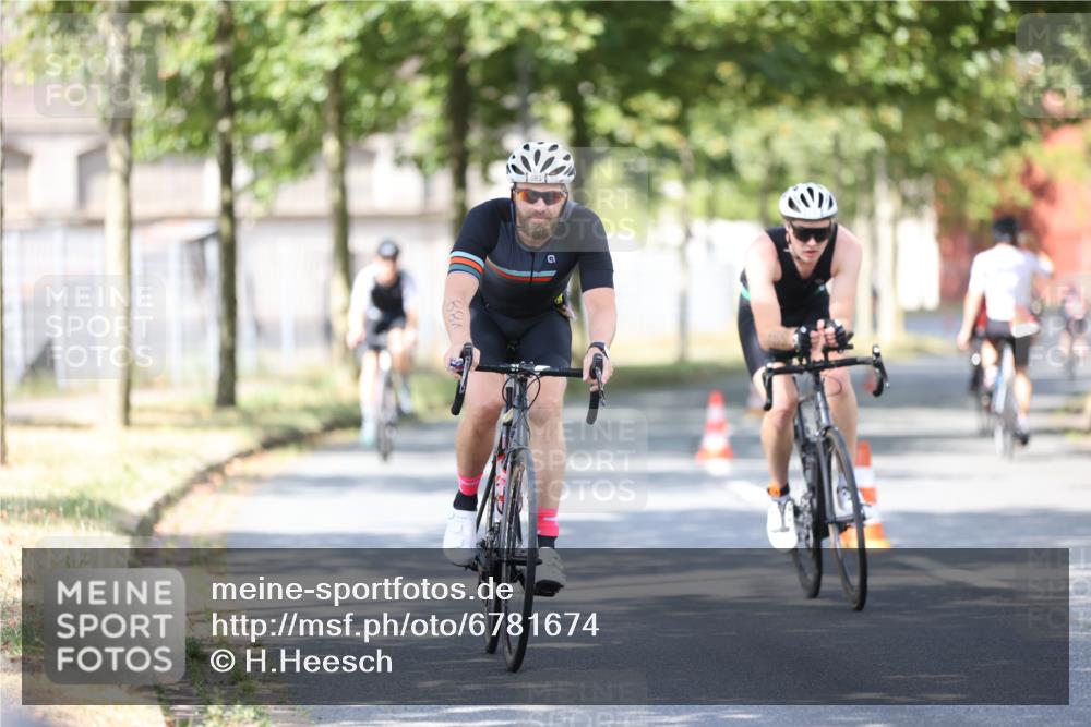 11.08.2024 - GEWOBA Citytriathlon Bremen H.Heesch http://msf.ph/oto/6781674 11.08.2024 11:49:59 Radfahren 785, 796, 862, 881, 979 meine-sportfotos.de