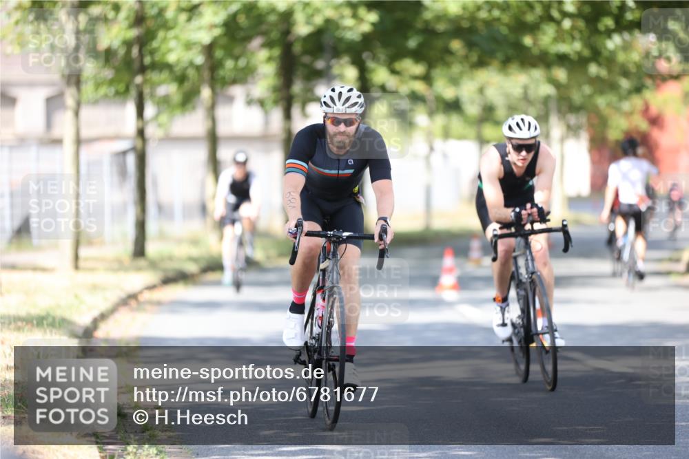 11.08.2024 - GEWOBA Citytriathlon Bremen H.Heesch http://msf.ph/oto/6781677 11.08.2024 11:49:59 Radfahren 785, 796, 862, 881, 979 meine-sportfotos.de